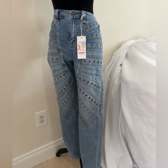 New Grommet Trendy Denim comes with removable straps - Picture 6 of 6